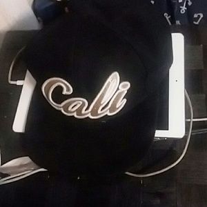 Cali snap back hat